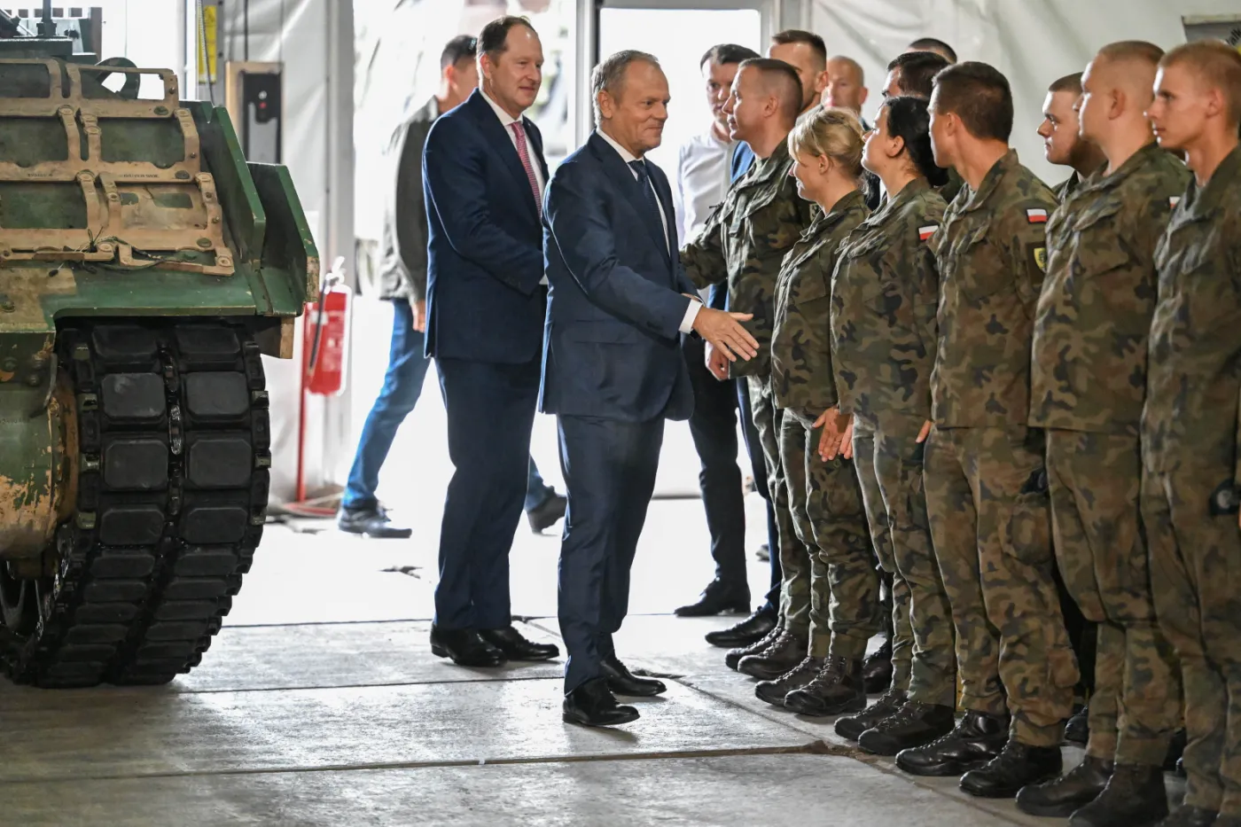 Donald Tusk i Mark Brzezinski podczas wizyty w amerykańskiej bazie wojskowej w Jasionce