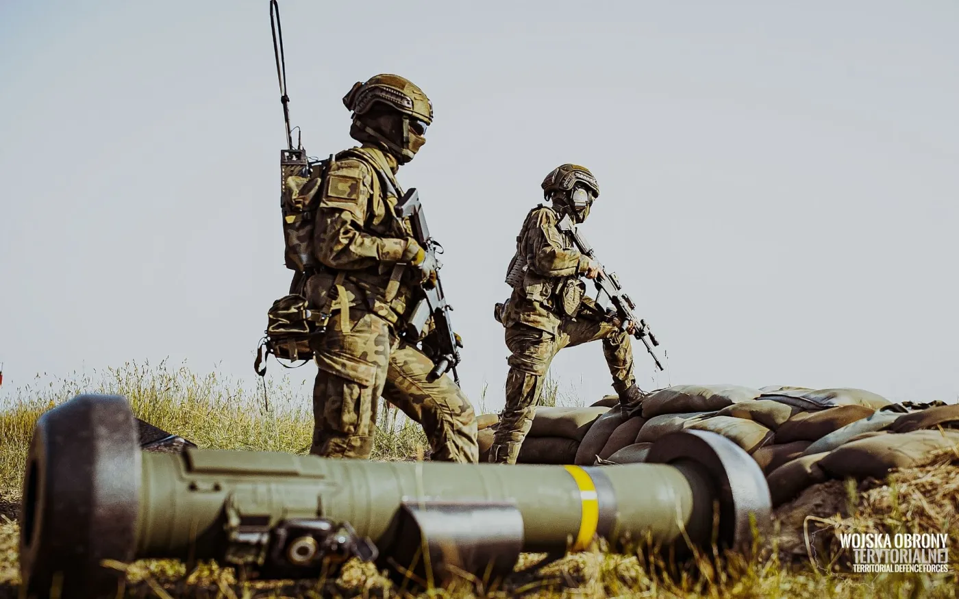 Wyrzutnia kierowanych pocisków przeciwpancernych FGM-148F. Przy pomocy 16-kilogramowych rakiet może razić cele oddalone nawet o 4750 m.