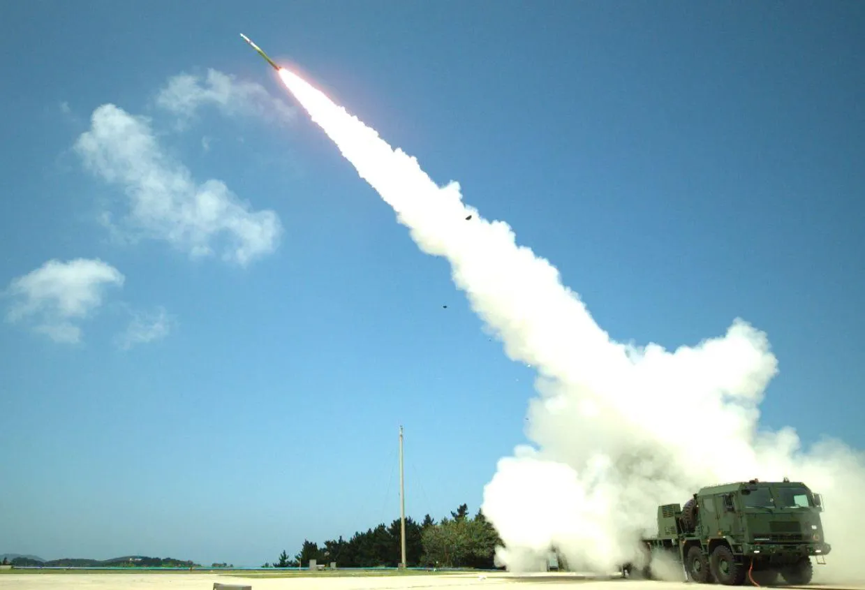Polska wyrzutnia rakiet K239 Chunmoo w trakcie strzelań na poligonie w Korei Południowej.