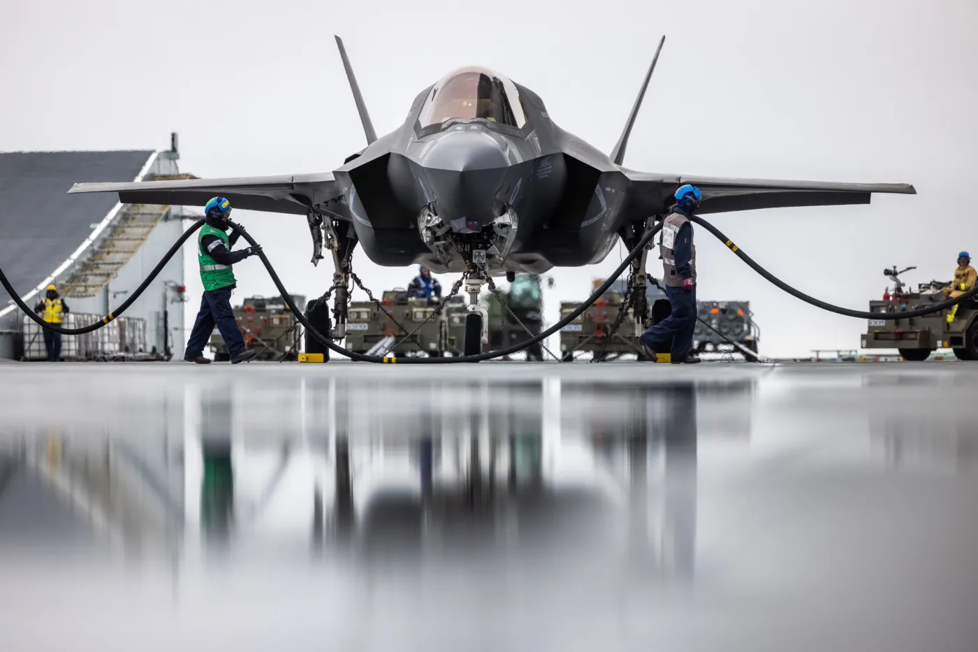 Brytyjski samolot F-35B w trakcie tankowania na pokładzie lotniskowca HMS Prince of Wales.