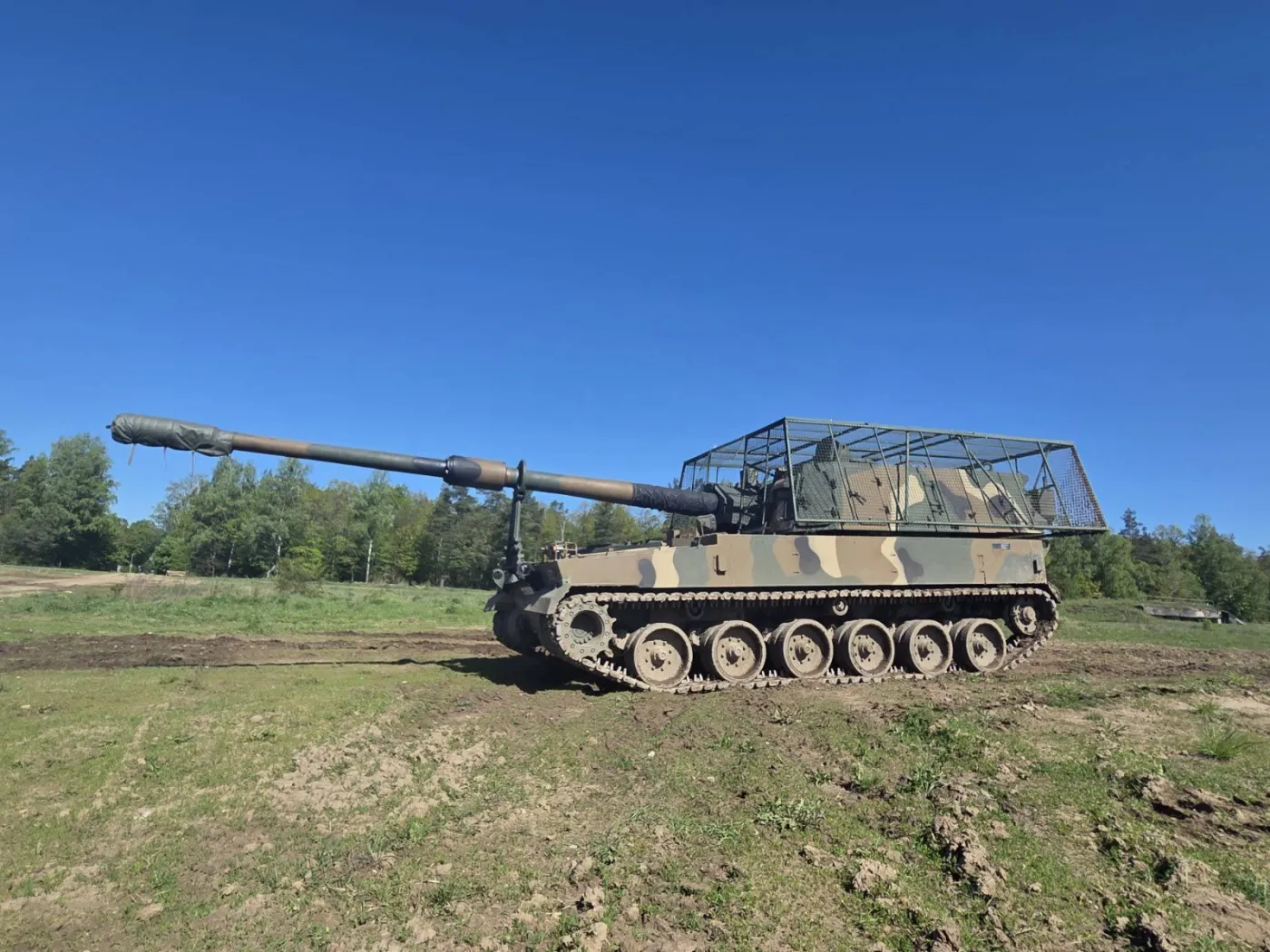 Specjalny otwór w siatce umożliwia armatohaubicy wykorzystanie pełnego zakresu ruchu lufy.