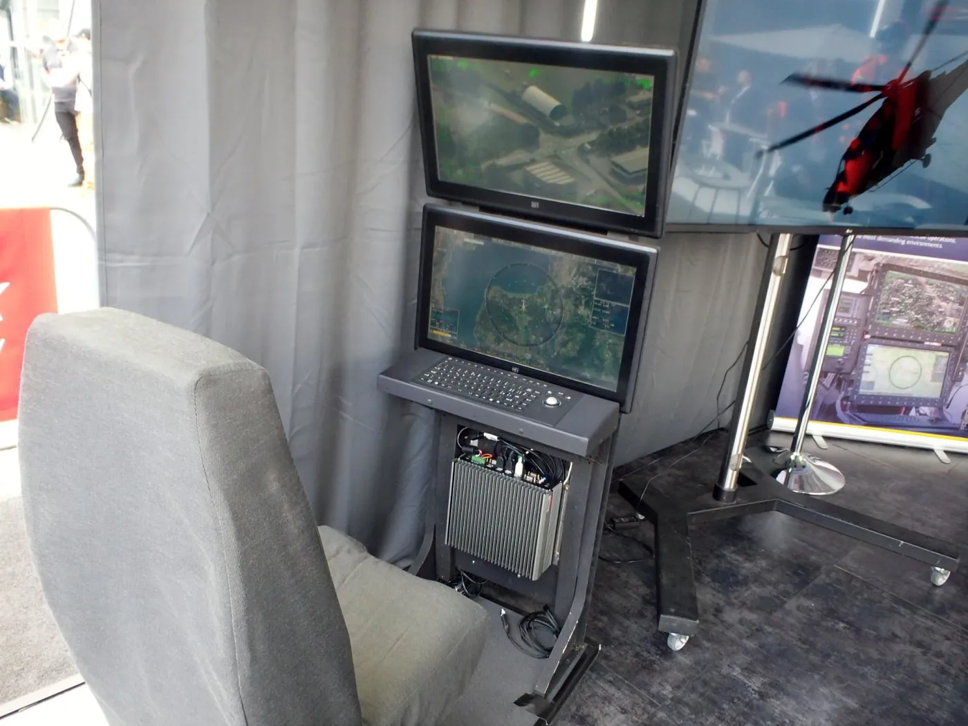 Dwa ekrany, klawiatura i dużo elektroniki - tyle wystarczy by sterować dronem z helikoptera.