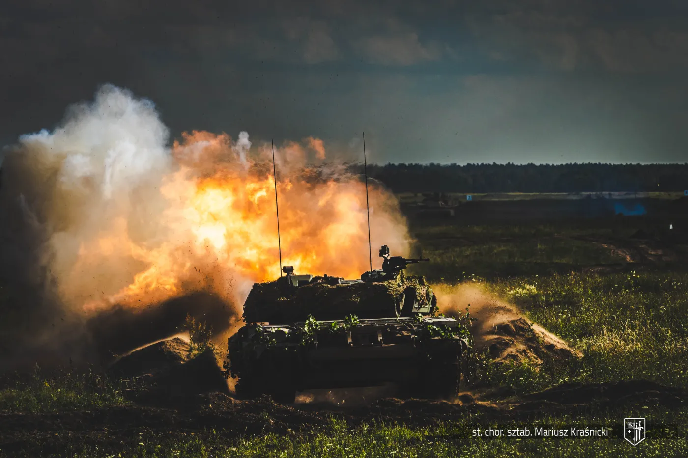 PT-91 Twardy w trakcie strzelania poligonowego. Czołg jest polską modernizacją czołgu T-72.