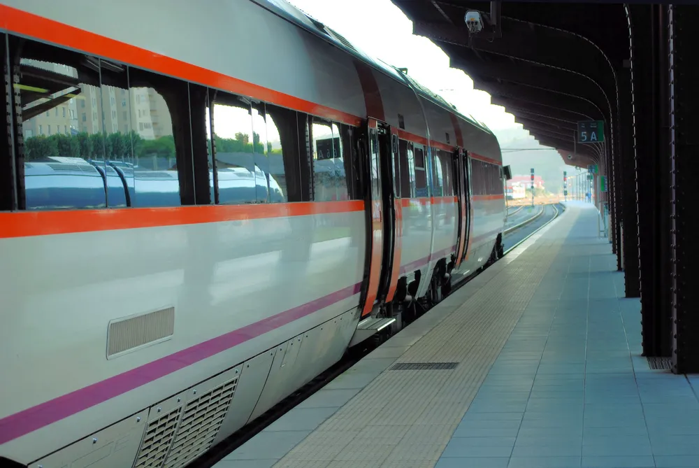 Szybka kolej AVE hiszpańskiej sieci kolejowej RENFE na stacji w Santiago de Compostella w Hiszpanii. Fot. Shutterstock.  