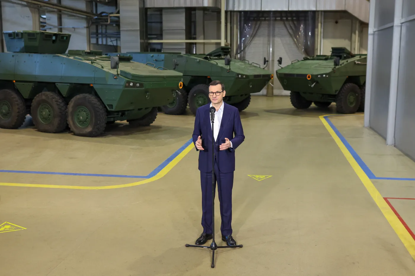 100 rosomaków dla Ukrainy. Morawiecki w Siemianowicach Śląskich: Będą tutaj produkowane