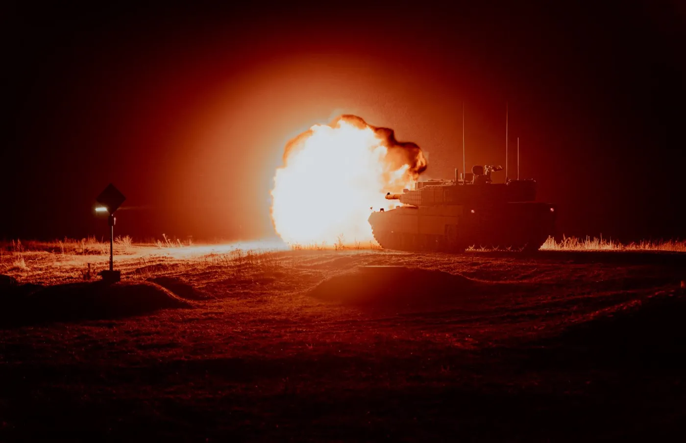 Polski czołg K2 w trakcie nocnego strzelania