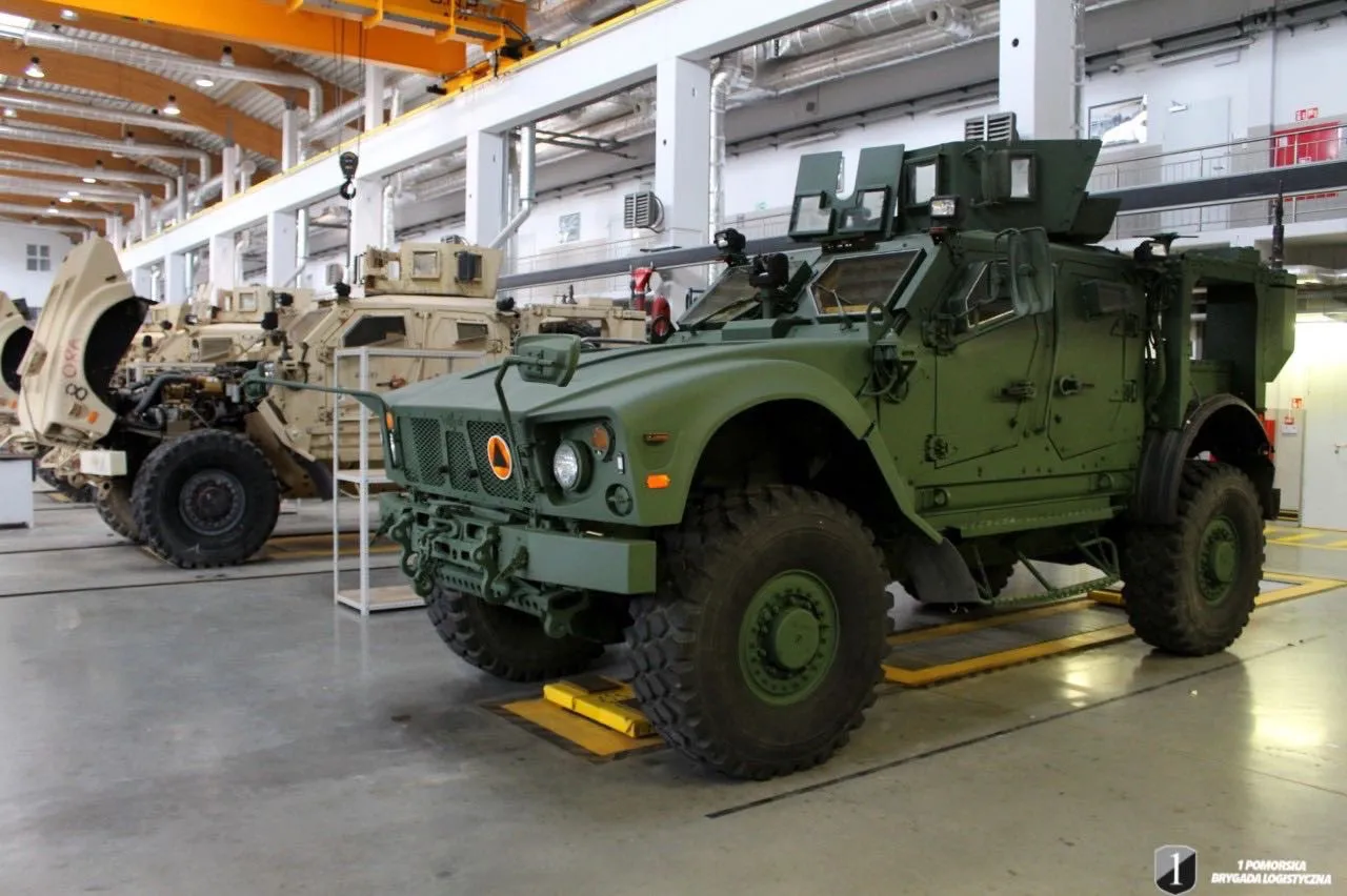 Polskie M-ATV w trakcie procesu dostosowania do potrzeb Sił Zbrojnych RP przez żołnierzy 1PBL.