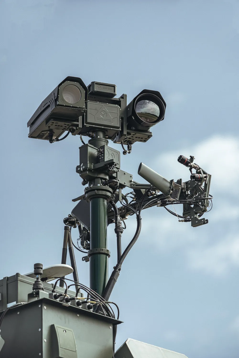 Dzięki nowoczesnym kamerom możliwa jest identyfikacja drona z odległości do kilku kilometrów.