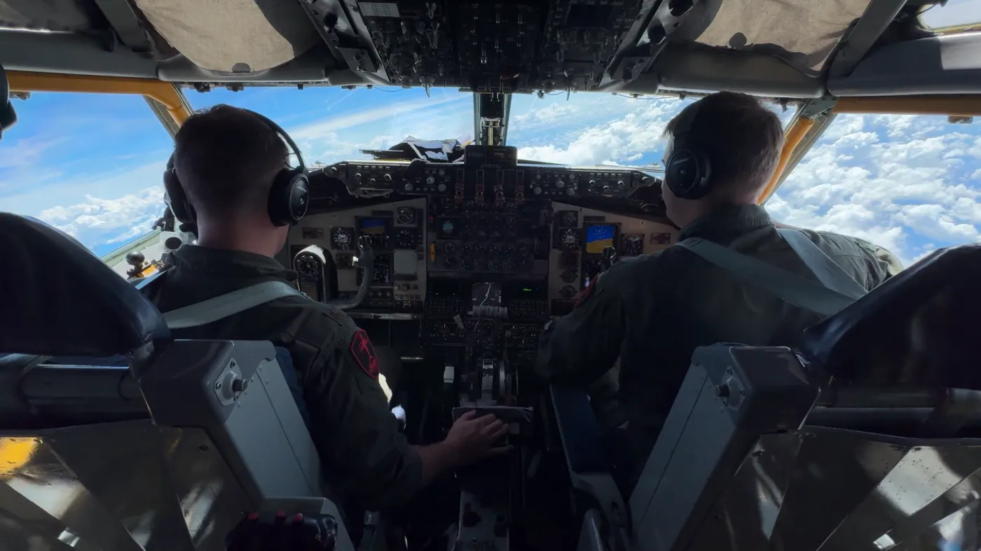 Kokpit samolotu KC-135. Samolot jest jednym z podstawowych amerykańskich latających tankowców.