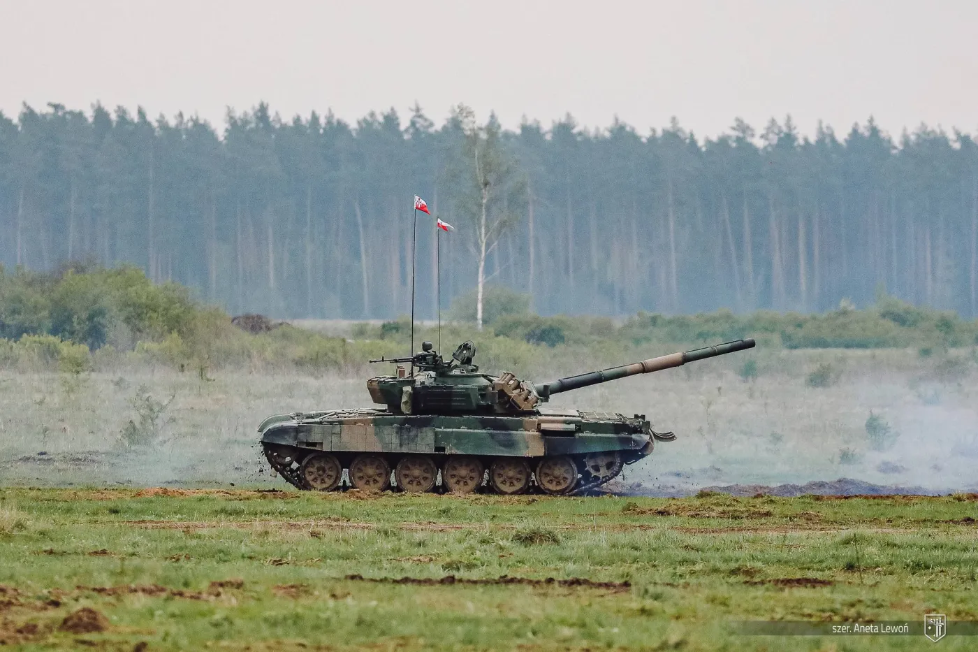 Służący w 15. Giżyckiej Brygadzie Zmechanizowanej czołg PT-91 w trakcie szkolenia poligonowego.