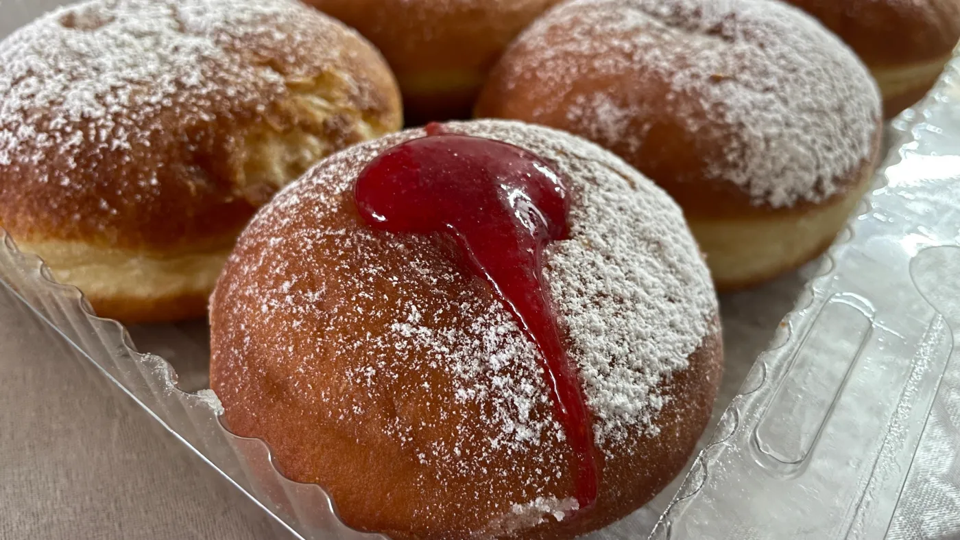 Tłusty czwartek 2025. To prawdopodobnie największy pączek w Polsce. Ile kosztuje?