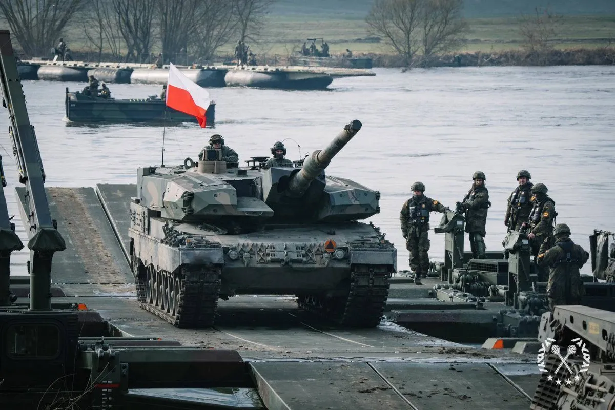 Leopard 2PL z 1 Warszawskiej Brygady Pancernej pokonuje Wisłę w trakcie ćwiczenia Dragon 24