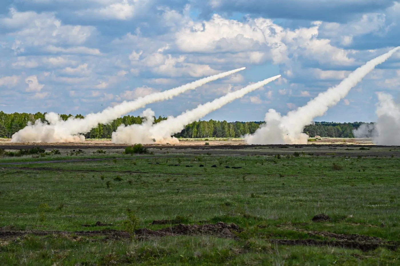 Strzelania bojowe polskich wyrzutni M142 z 16 Dywizji Zmechanizowanej na poligonie w Toruniu.