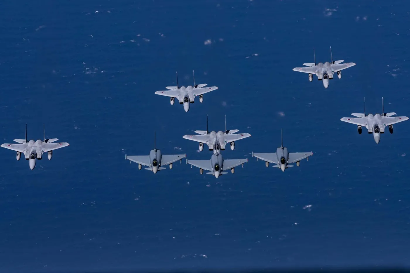 Japońskie myśliwce F-15 ćwiczą lot w formacji wraz z trzema Eurofighterami. Źródło: Bundeswehr