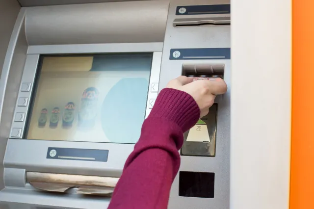 To już koniec z kartami bankomatowymi. Szykuje sią rewolucyjne zmiany. Jak to będzie z wypłatą gotówki?