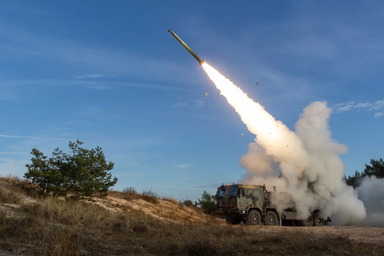 Pociski CGR-080 mają zasięg ok. 80 km. HOMAR-K może jednorazowo wystrzelić do 12 takich rakiet.