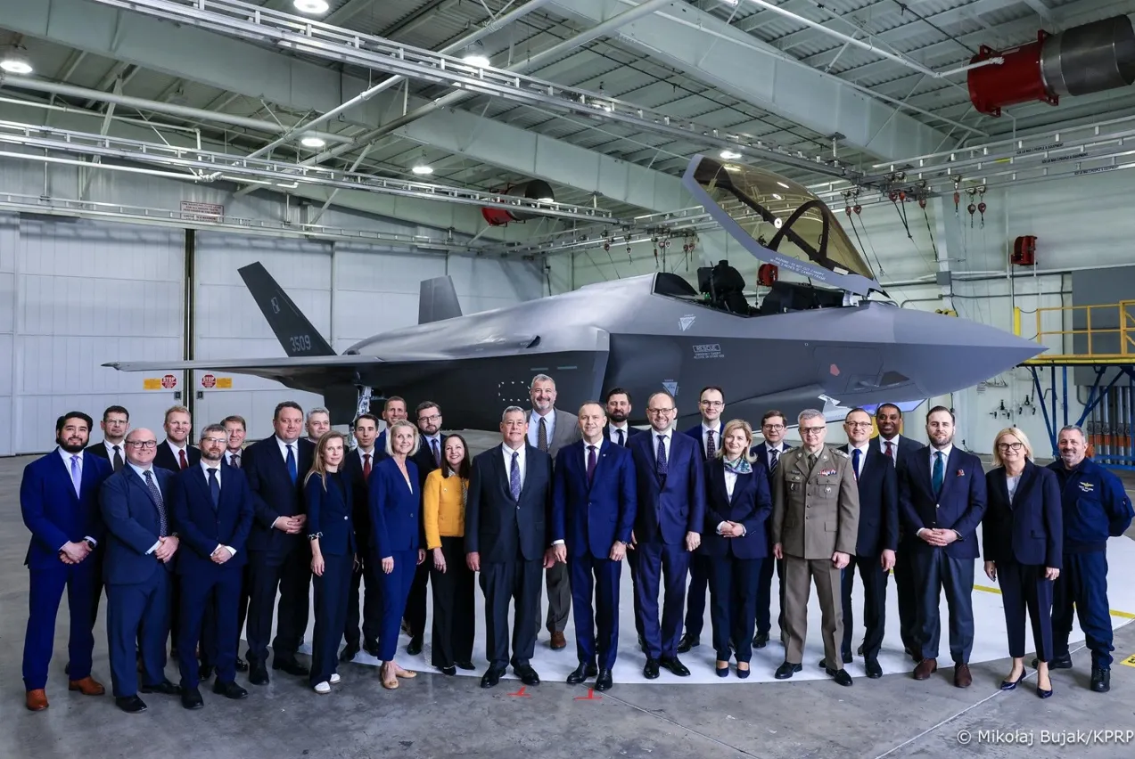 Prezydent RP z wizytą w fabryce F-35. Na zdjęciu wśród amerykańskich gospodarzy nasz rozmówca.