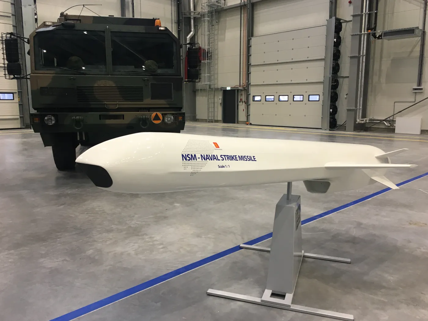 Makieta pocisku NSM. Pociski te są podstawowym uzbrojeniem Morskiej Jednostki Rakietowej.