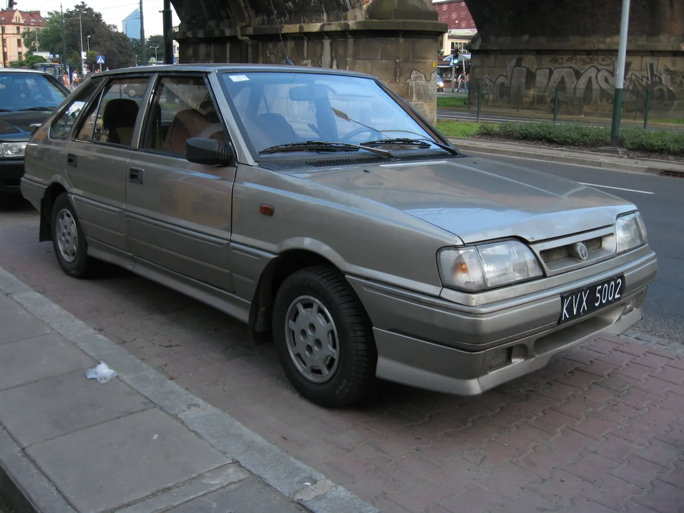 977623-fso-polonez-caro-mr-93-1-6-gli-fitted-with-orcari-stylistic-package-on-dietla-street-in-krakow.jpg