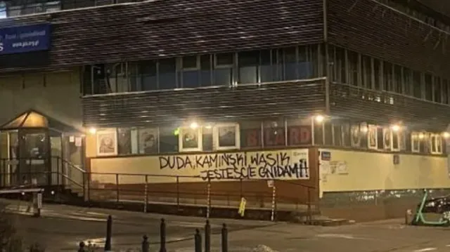 "Duda, Kamiński, Wąsik — jesteście gnidami!". Co dalej z tym napisem?