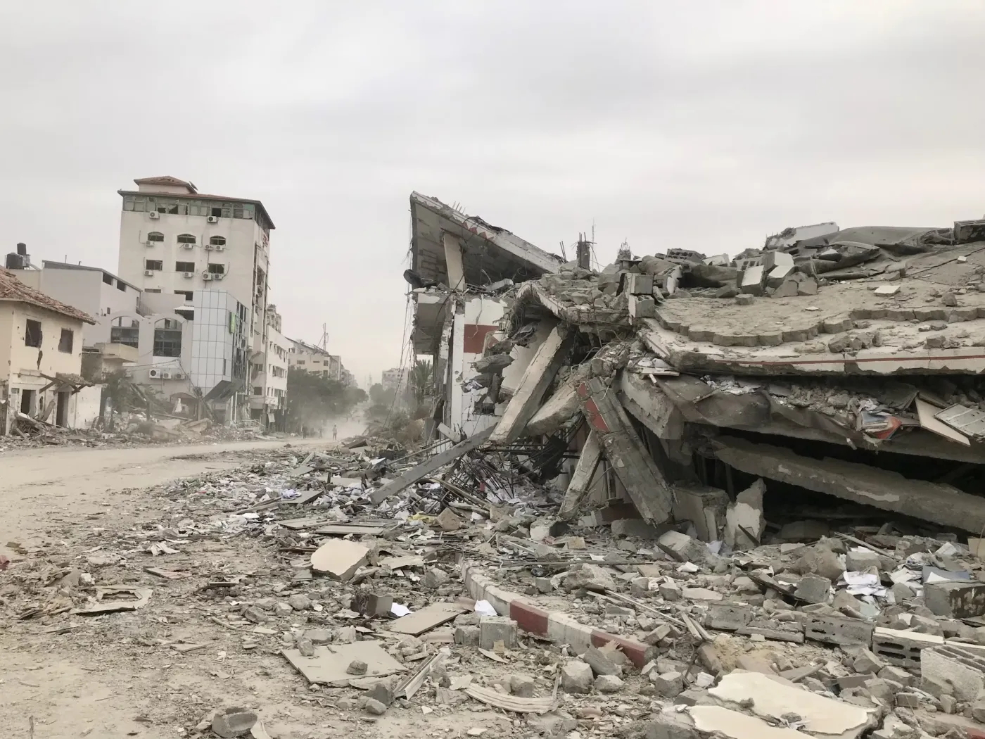 Izrael wykorzystuje lotnictwo do intensywnych bombardować pozycji przeciwnika. Zdjęcie przedstawia ruiny Gazy i pochodzi z grudnia 2023 roku.
