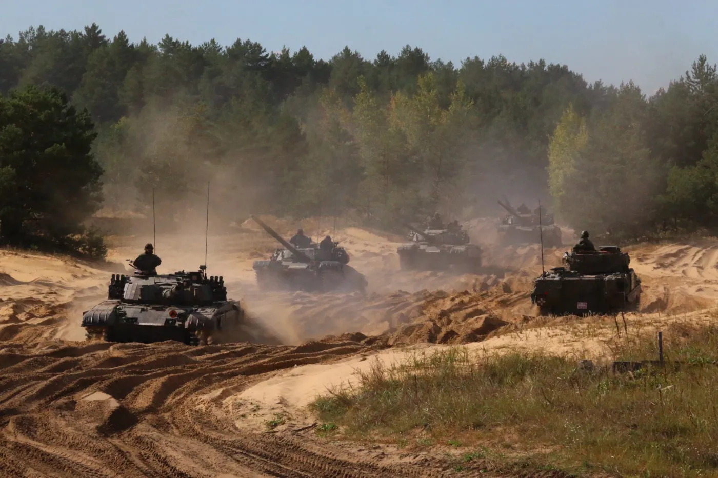 Pluton polskich czołgów PT-91 na łotewskim poligonie w Adazi, w trakcie ćwiczenia Rampart Shield