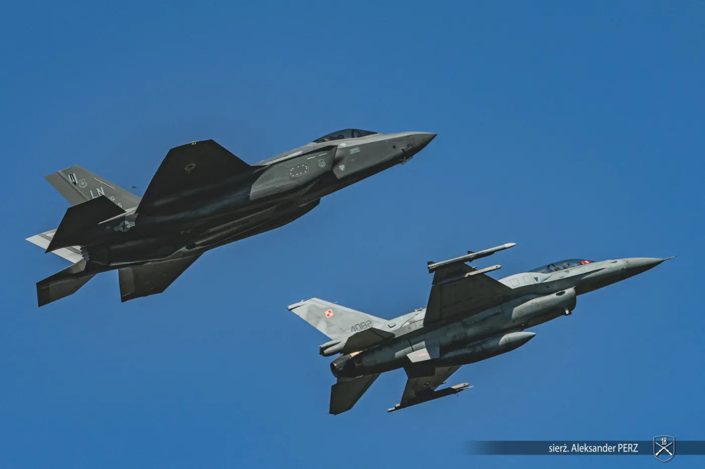 Polski samolot F-16C oraz Amerykański F-35A w trakcie defilady z okazji Święta Wojska Polskiego