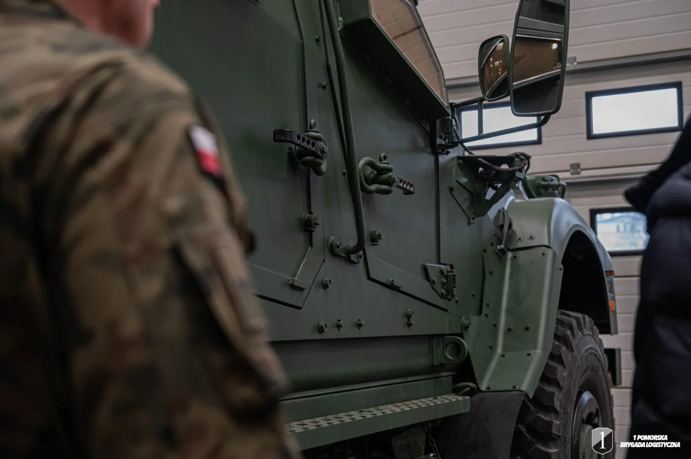 Opancerzona kabina wozu M-ATV zwiększa przeżywalność załogi w trakcie ostrzału z broni ręcznej.