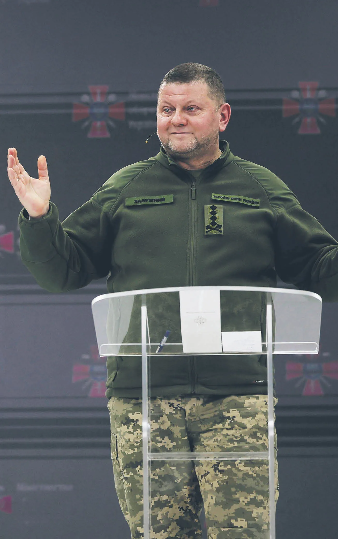 Z sondażu SOCIS wynika, że w ewentualnych wyborach prezydenckich Załużny pokonałby Zełenskiego