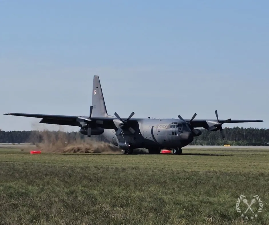 Polski samolot C-130E Hercules w trakcie szkolenia w 33. Bazie Lotnictwa Transportowego w Powidzu.