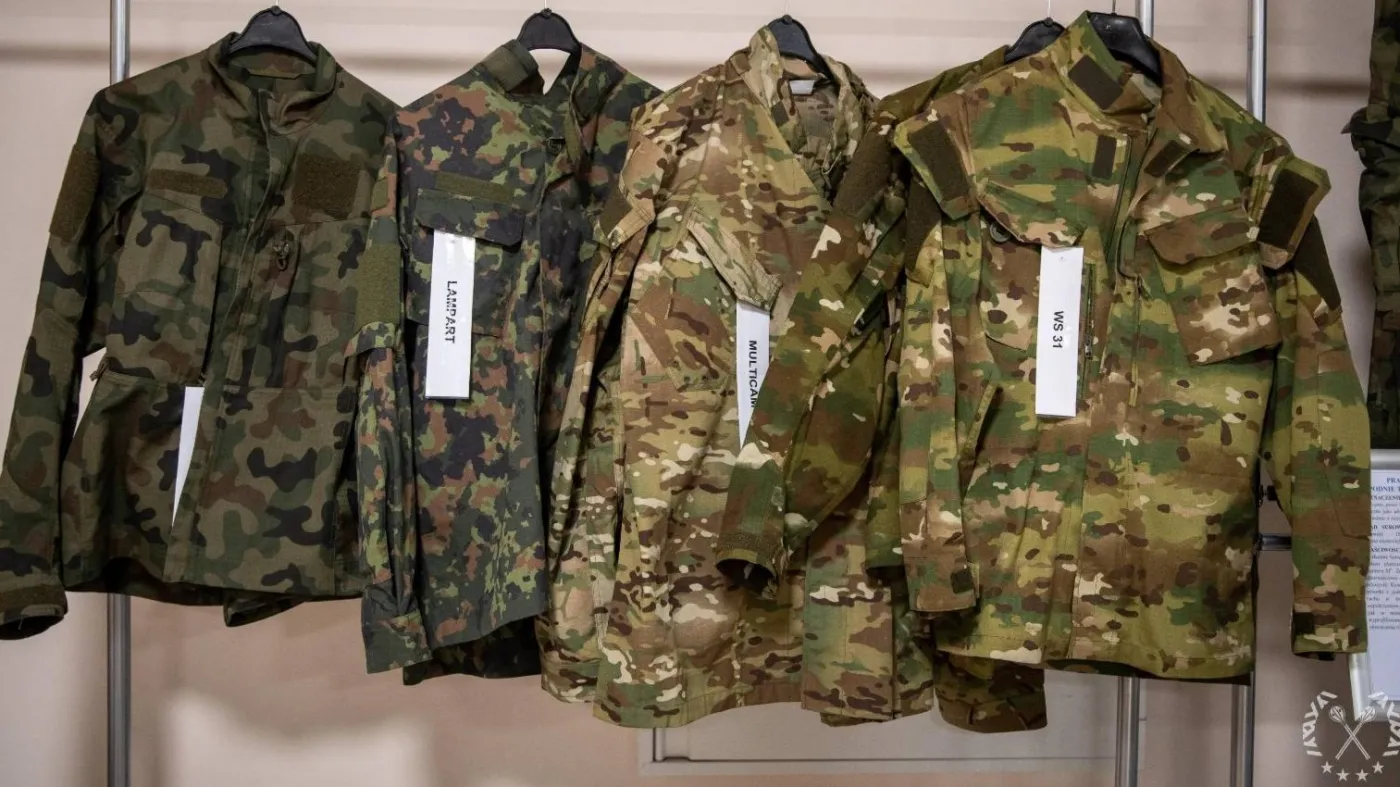 Testowane kamuflaże dla Wojska Polskiego. Od lewej widzimy wz. 93 Leśna Pantera, Lampart, Multicam oraz WS 31 oraz WS 63 (rękaw po prawej stronie).
