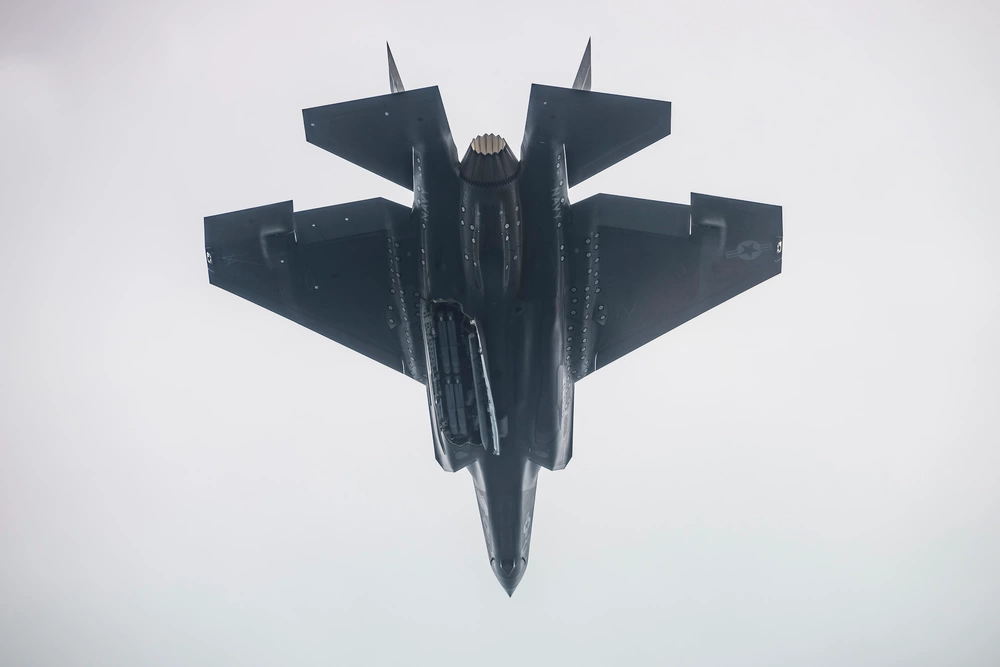 Amerykański samolot F-35C z bombami GBU-53 Small Diameter Bomb-II (SDB II) w komorze na uzbrojenie.