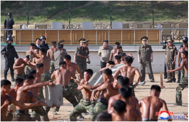 Kim Dzong Un doglądacy szkolenia północnokoreańskich sił specjalnych przed wyjazdem do Rosji. Zdjęcie pochodzi z pierwszej połowy października.