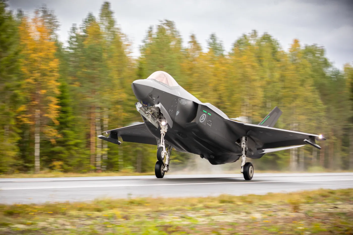 Wbrew obiegowej opinii samoloty F-35 są zdolne do operowania z dróg i autostrad. Zdjęcie wykonano podczas szkolenia w Tervo w Finlandii.