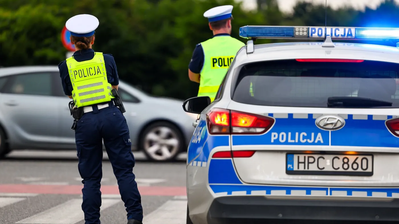 Policjant, kontrola drogowa, drogówka, radiowóz