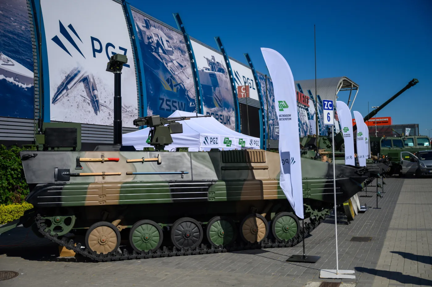 Czołg Leopard 2PL, dron Bayraktar, armatohaubica Krab. Oto sprzęt z targów MSPO 2022 [ZDJĘCIA]