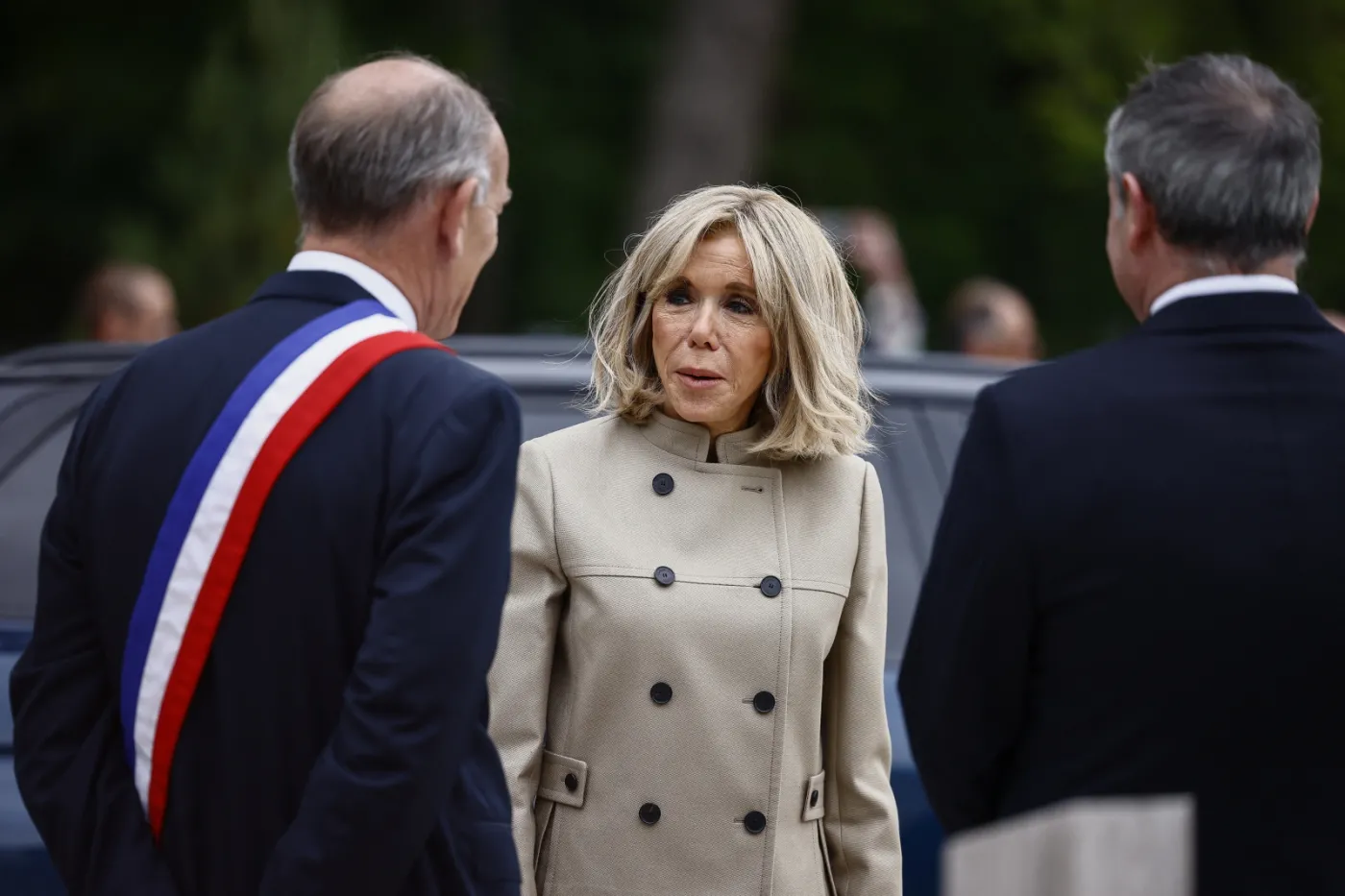 Żona prezydenta Brigitte Macron przed lokalem wyborczym w Le Touquet-Paris-Plage w północnej Francji