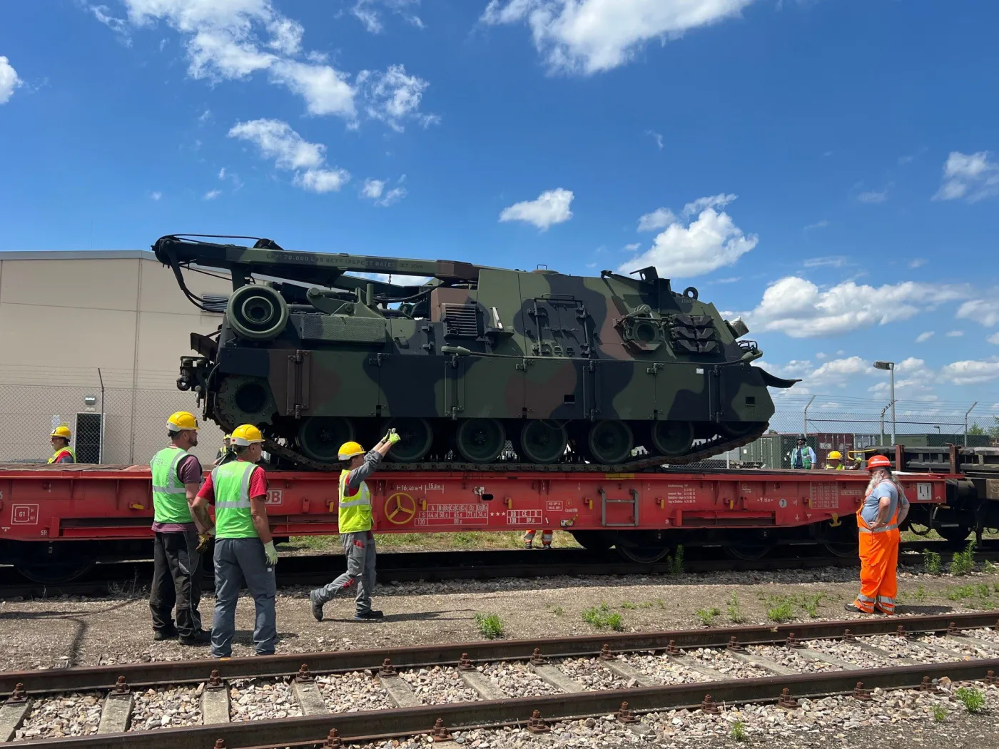 Wóz zabezpieczenia technicznego M88 Hercules. Amerykańskie czołgi M1A2 Abrams w drodze do Powidza.
