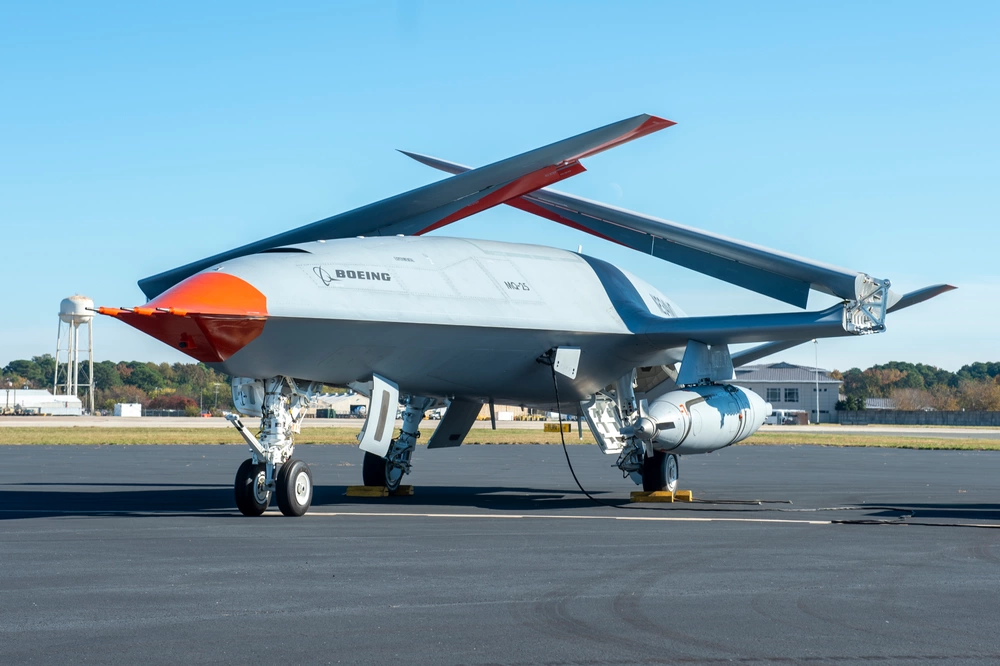 MQ-25 Stingray w trakcie testów naziemnych na terenie bazy Naval Station Norfolk w stanie Wirginia.