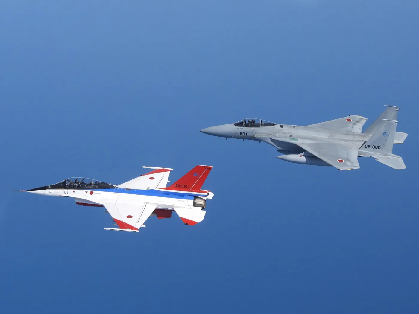 Japoński myśliwiec F-2 oraz F-15J. Samoloty obok F-35 stanowią podstawę japońskiego lotnictwa bojowego.