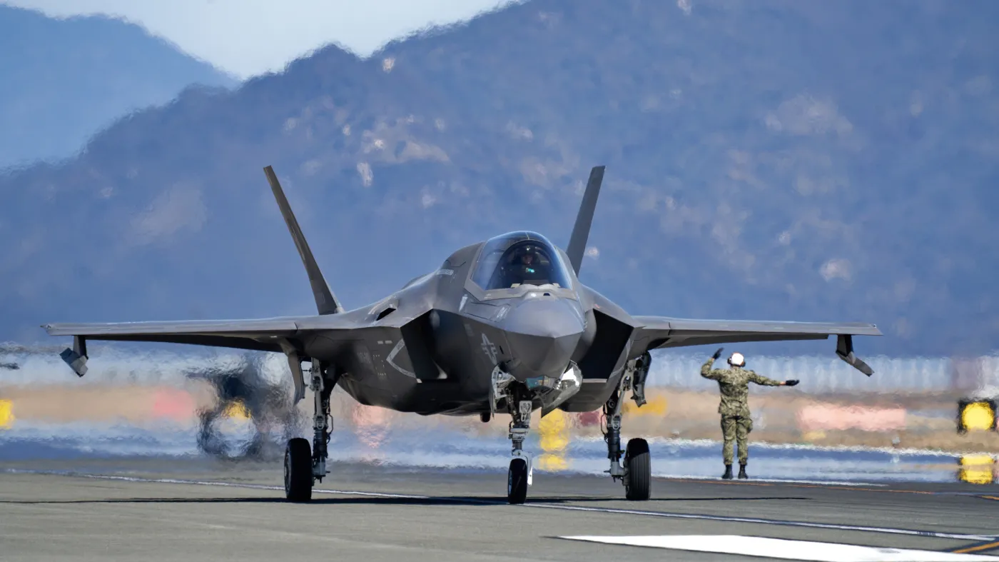 F-35B Lightning II podczas kołowania w bazie USMC w Iwakuni w Japonii.