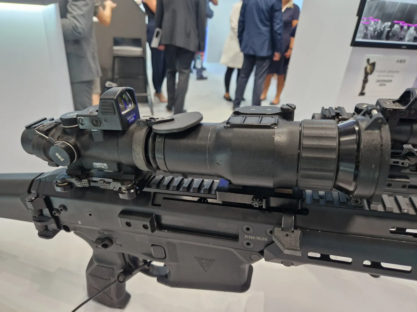 DCM-1 (Dzienny Celownik Modułowy) wraz z nakładką termowizyjną NT-2 w trakcie prezentacji na MSPO 2024.