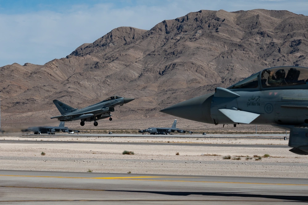 Dwa myśliwce Eurofighter Typhoon z Royal Saudi Air Force podczas ćwiczeń Red Flag-Nellis 25-2. Źródło: USAF