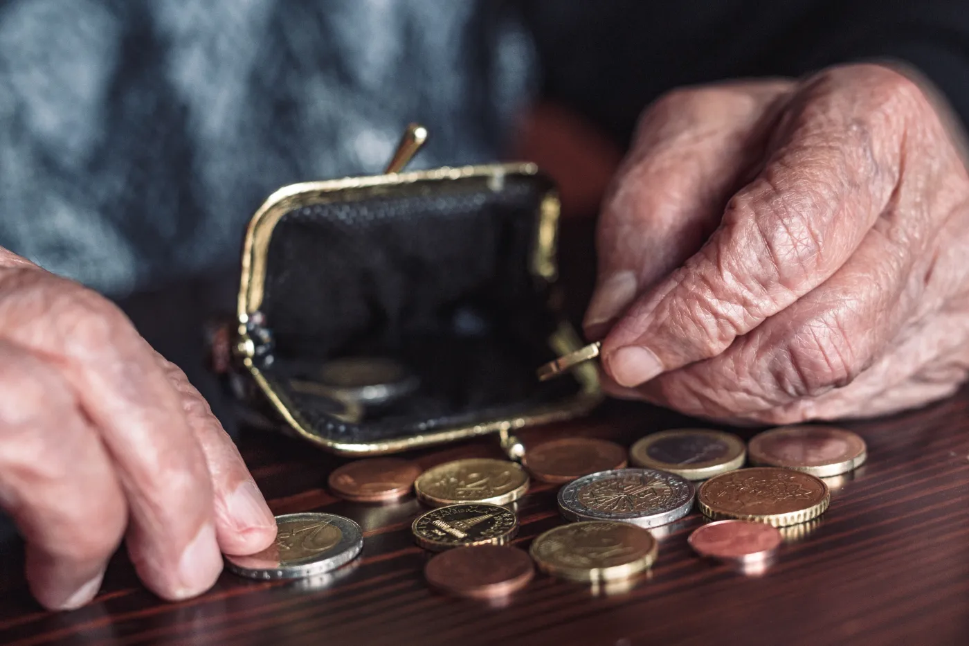 Emerytura ZUS emeryt rencista pieniądze portfel Detailed,Closeup,Photo,Of,Elderly,96,Years,Old,Womans,Hands