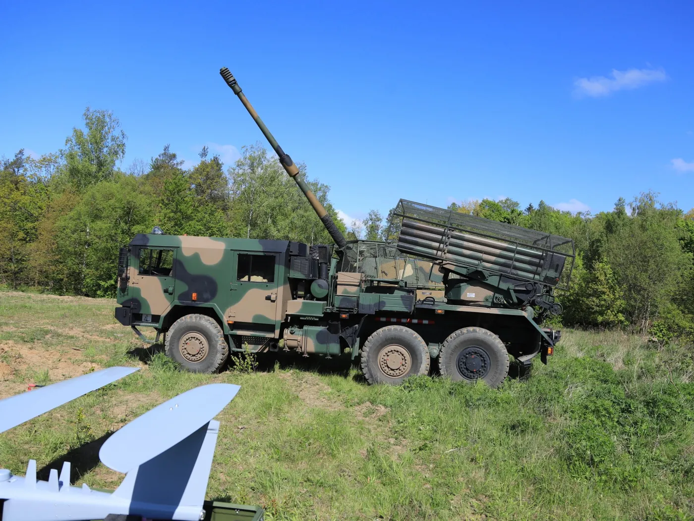 Armatohaubica samobieżna K9 oraz wyrzutnia rakiet WR-40 Langusta z zamontowaną siatką antydronową.