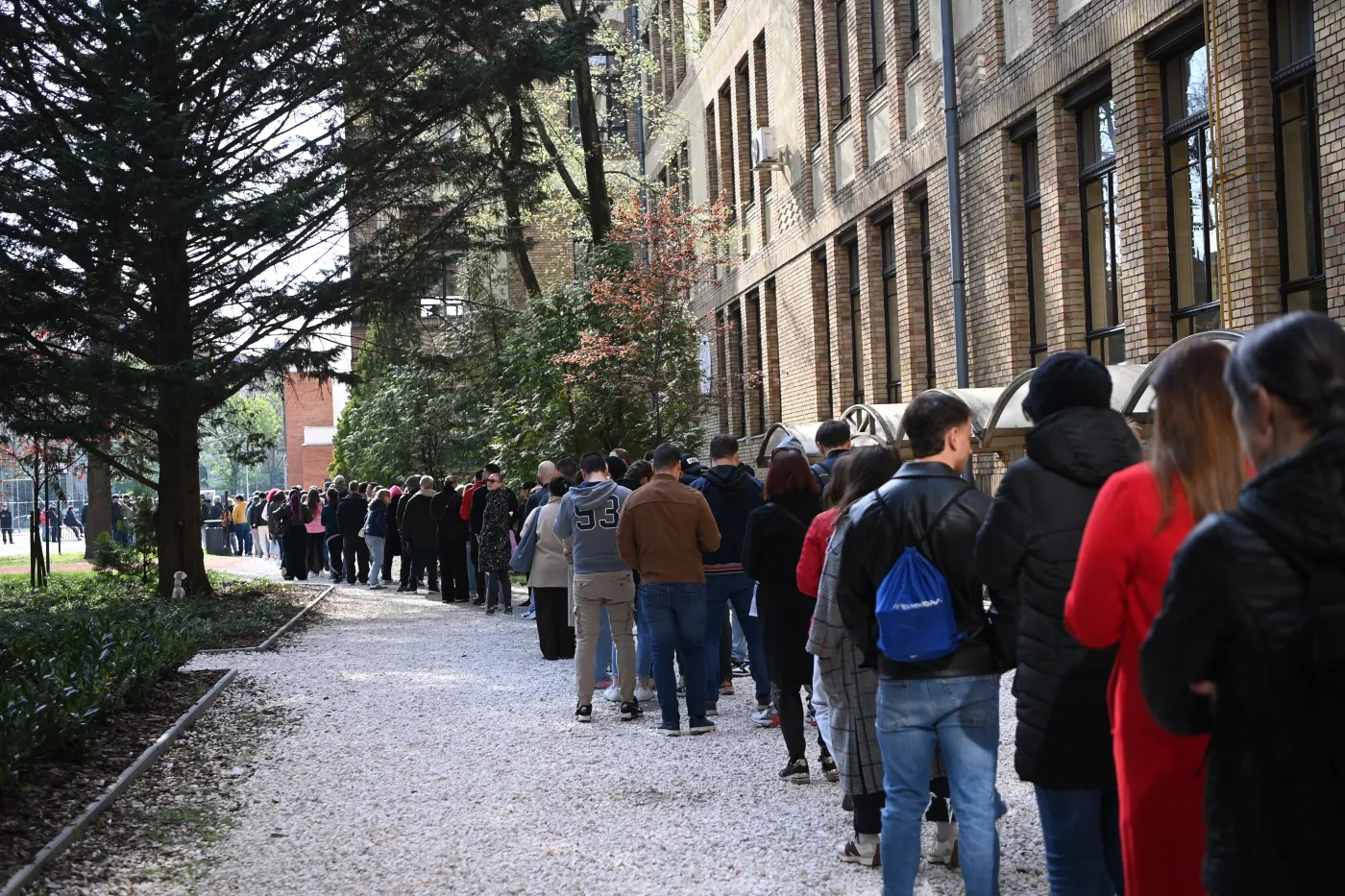 Wybory na Węgrzech. Tłumy w lokalach i kolejki w Budapeszcie