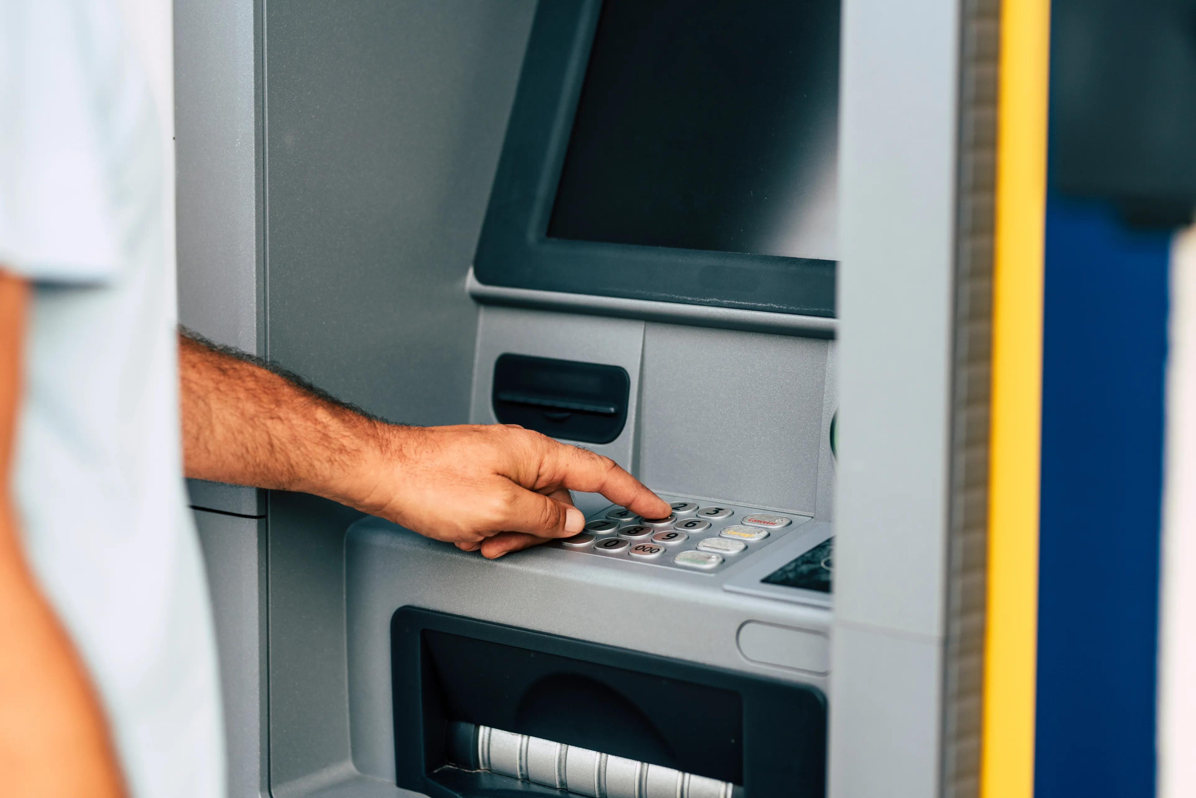 Banks turn off the cash tap. They are tightening the rules of withdrawals. The fresh  limits are already in force