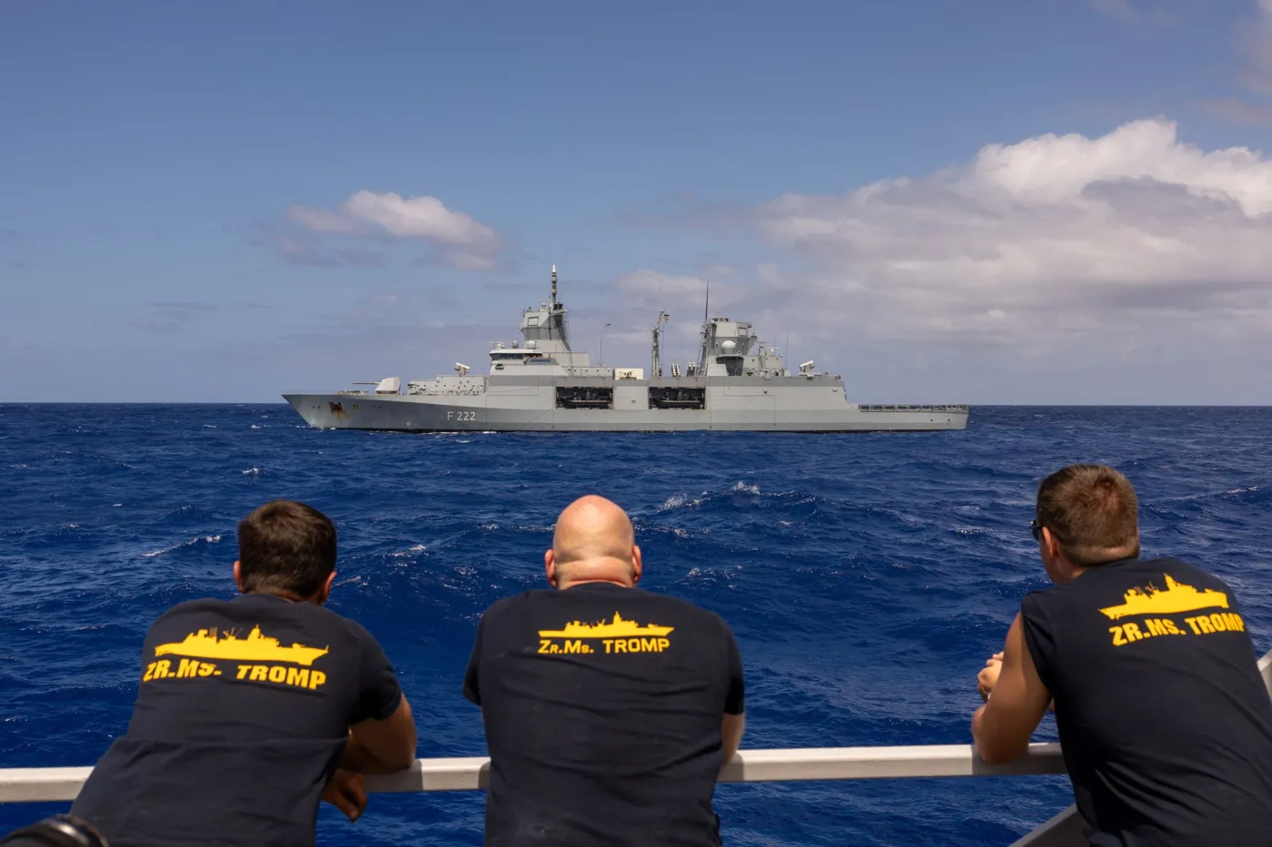 Niemiecka fregata Baden-Württemberg (F222) obserwowana a pokładu holenderskiego okrętu HNLMS Tromp (F803).