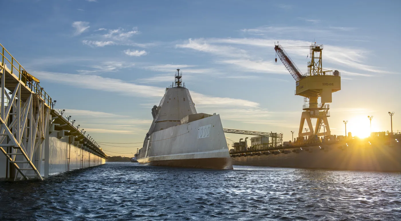 Okręt USS Zumwalt (DDG-1000) w stoczni HII Ingalls Shipbuilding. To właśnie w tej stoczni powstały wszystkie niszczyciele typu Zumwalt.