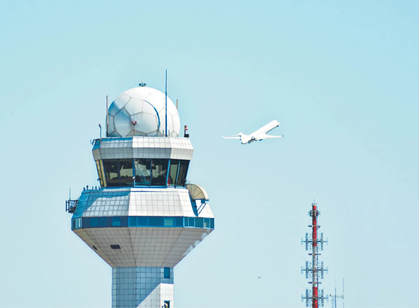 Dogadali się z kontrolerami, a teraz w PAŻP protestują inni